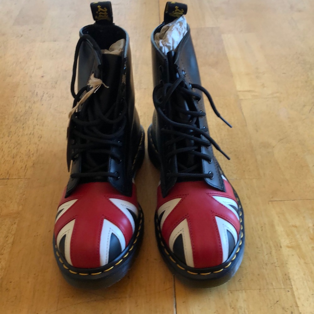 Dr Martens Union Jack 8 Eye Boots NWT